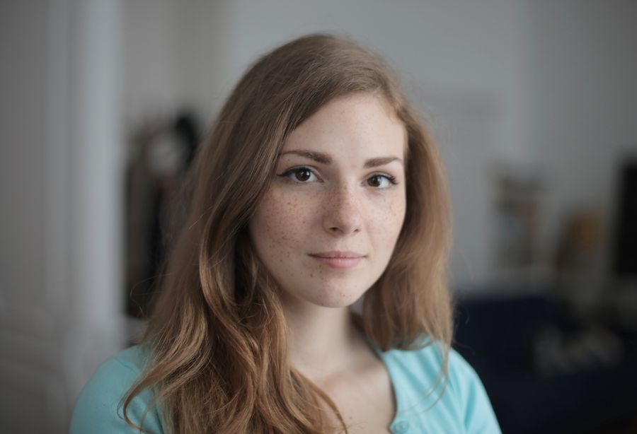 Woman with groomed, natural brows